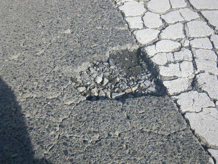 道路の穴ぼこ写真