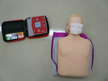 写真：AEDと人体模型