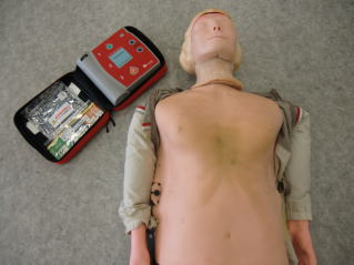 写真：AEDと人体模型