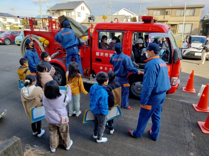 第8分団が領内小学校訪問している様子