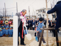 保育園児らと植樹をされる佐野氏の写真