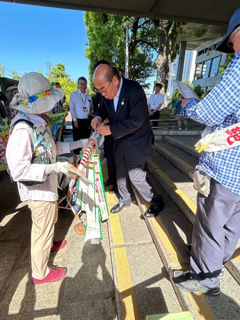 市長が平和ペナントを結びつける写真