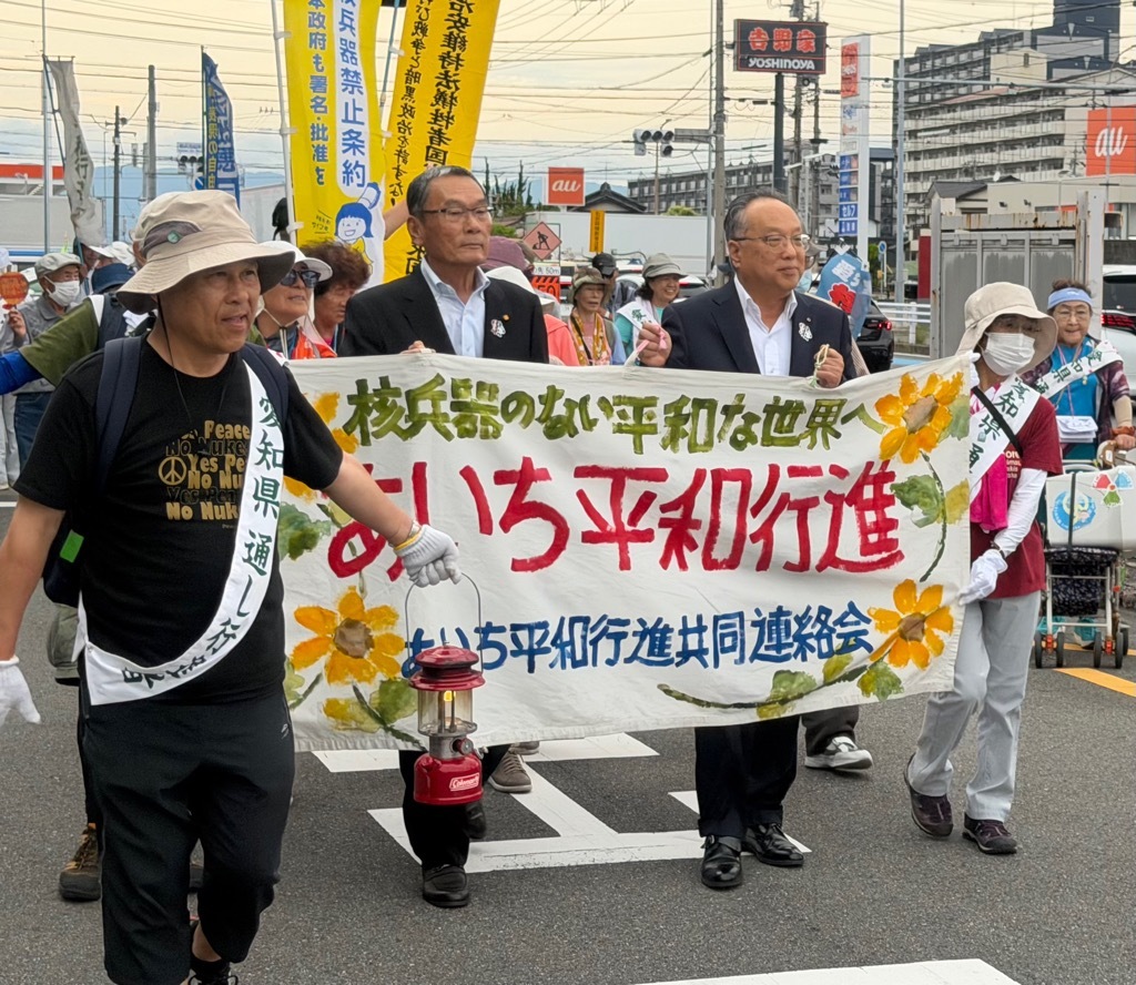 副市長、議長、平和行進者の行進の様子