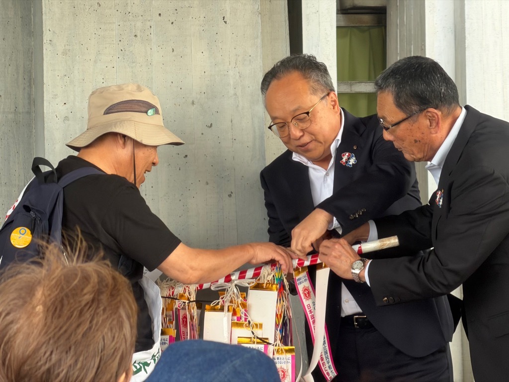 副市長と議長がペナントをくくりつける写真