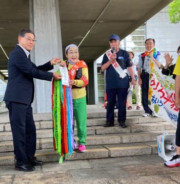 議長から平和行進者に千羽鶴を手渡す写真