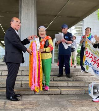 市長から平和行進者に千羽鶴を手渡す写真