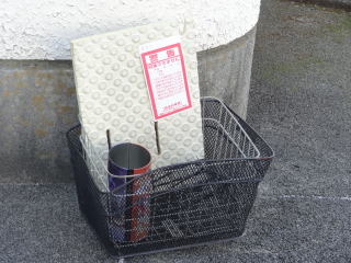 写真：指定ごみ袋不使用のごみに張られた警告シール