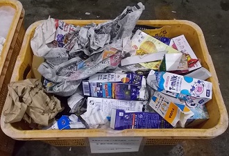 写真:新聞紙や牛乳パック