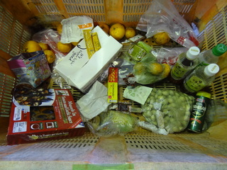写真:可燃ごみから出てきた未開封食品