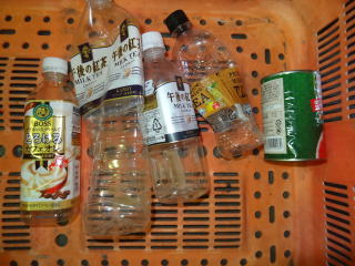写真：混入していたペットボトル、缶（ごみではなく、資源です）