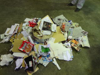 写真：リサイクル可能な紙類（これだけの量が可燃ごみ5袋に）
