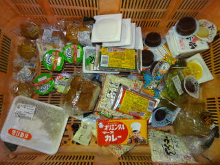 写真:未開封の食品(おいしそうな食品が盛りだくさん)