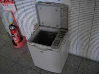 写真：環境センター玄関に置かれた電動生ごみ処理機