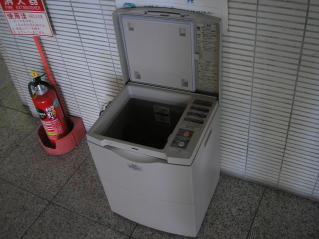 写真:環境センター玄関に置かれた電動生ごみ処理機
