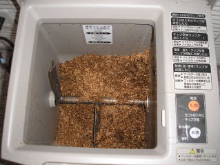 写真:生ごみ処理機の中