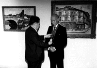 写真:荻須画伯名誉市民に