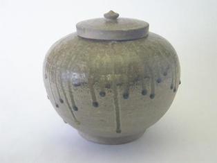 写真：灰釉陶器蓋付短頸壺