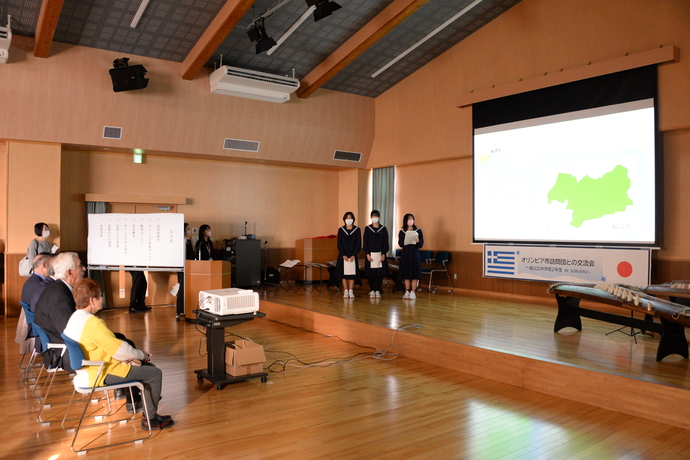 訪問団へ稲沢市の紹介をする生徒たちの写真