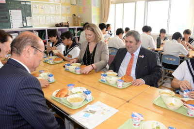 生徒たちと一緒に給食を食べる様子