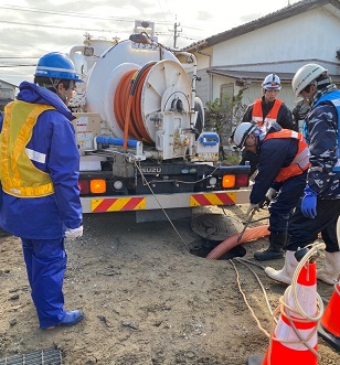 下水道管内損傷状況の調査作業を行っている様子