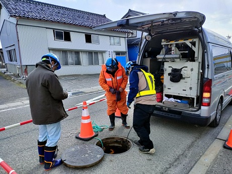 下水道管内損傷状況のカメラ調査作業を行っている様子