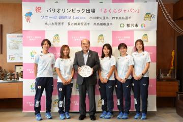 小川里佳選手、鈴木美結選手、永井友理選手、長谷川美優選手、髙島瑠唯選手と市長