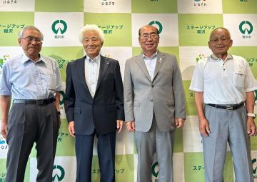 東野滋好さんらと市長