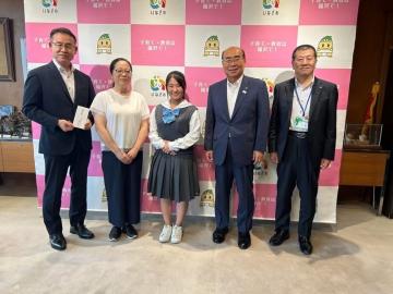 纐纈萌花さん、杏和高校校長、JRC部顧問と市長、教育長
