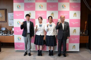 水野晴菜さん、石川遥菜さん、啓成高等学校校長と市長