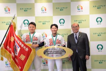 青木遼真さん、早坂太良さんと市長