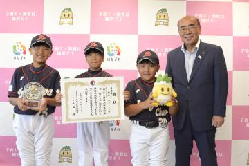佐野裕真さん、堀場瑛心さん、堀場奨敢さんと市長