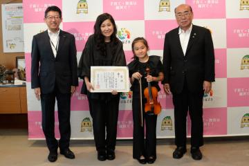 永井里空さんらと市長、教育長