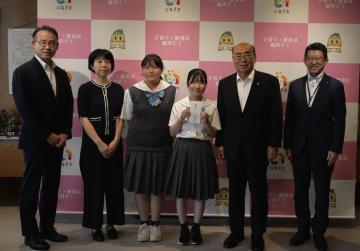 杏和高等学校校長、JRC部顧問、部員の山内さん、清水さんと市長、教育長