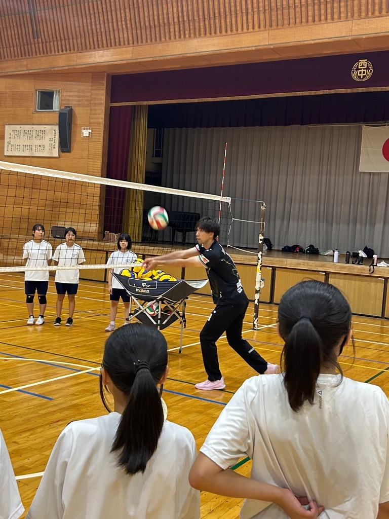 山田選手 稲沢西中学校バレー教室