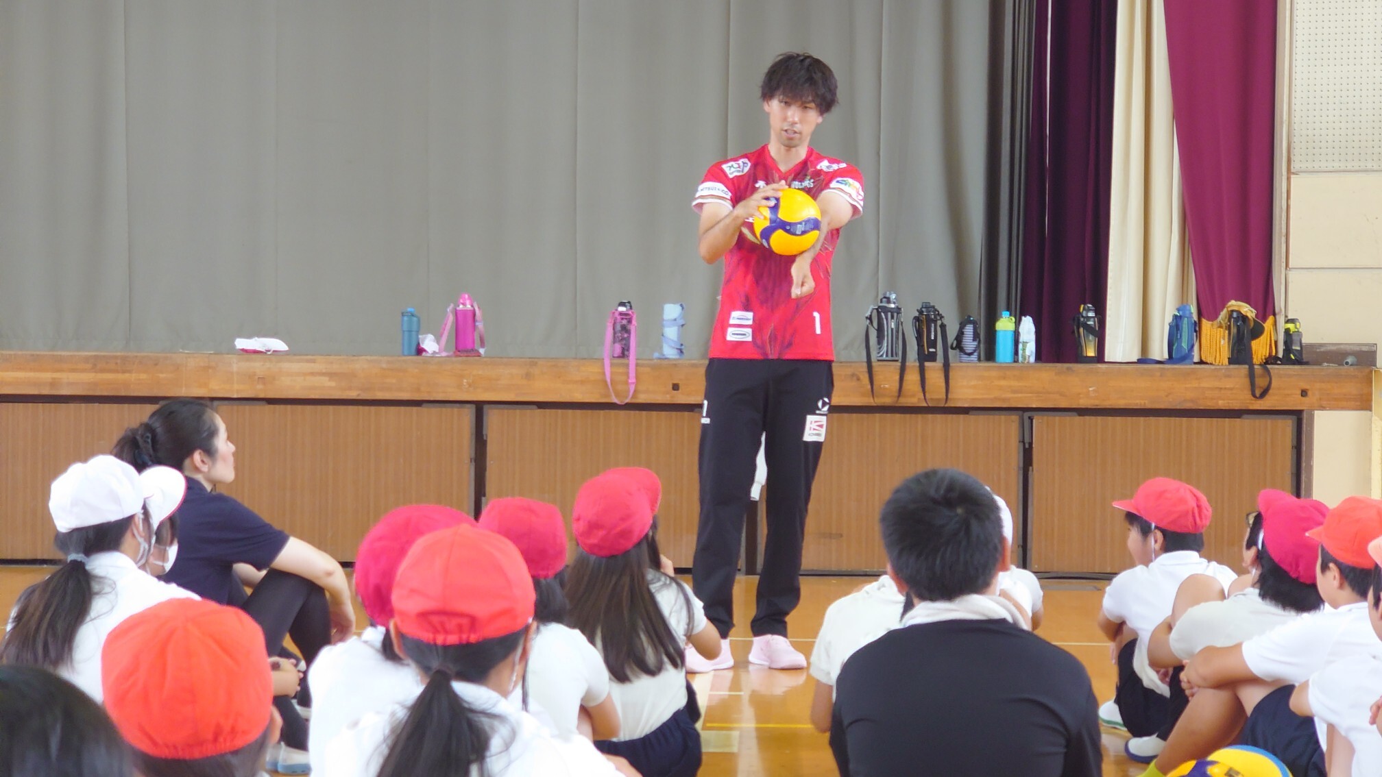 山田選手 千代田小学校バレーボール教室
