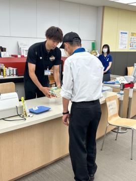 山田選手 中央図書館での受付業務