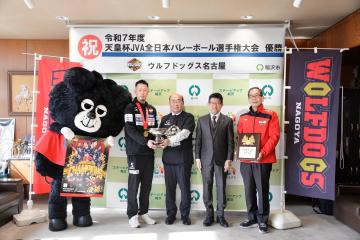 右から横井シニアゼネラルマネージャー、教育長、市長、渡辺選手、ウルドくん