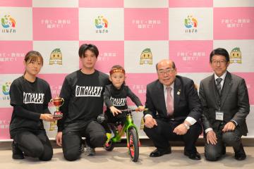 山下喜生さん。ご両親と市長、教育長