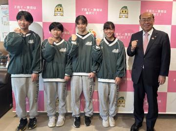 杉谷紗花さん、藤井和瑚さん、若松恵伶奈さん、杉村梨心さんと市長