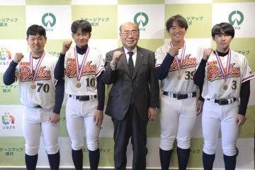 境 翔太さん、河合太希さん、杉浦陵太さん、岩堀亮太さんと市長