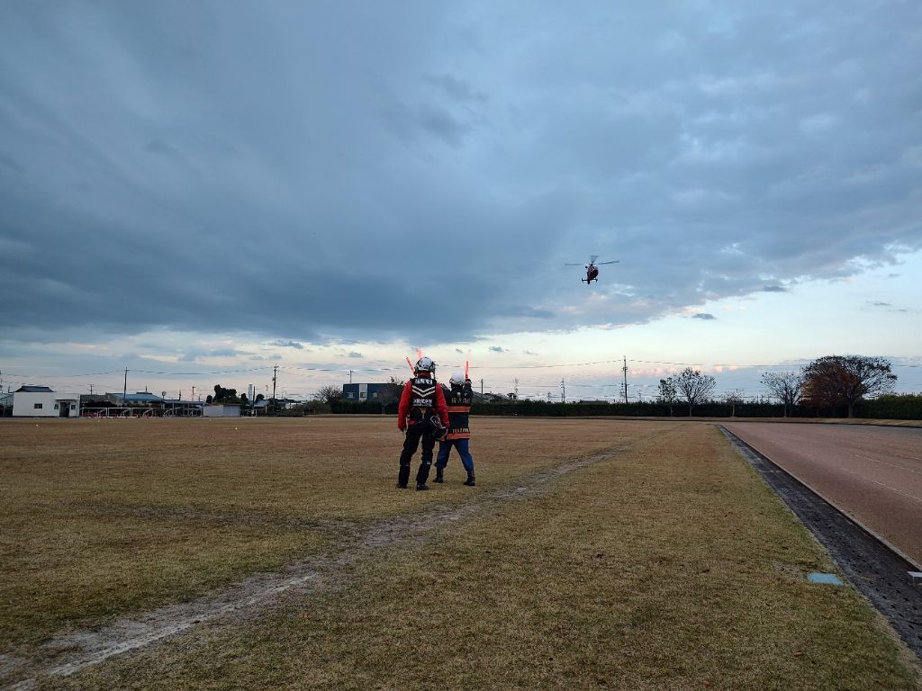 日没前に、ヘリコプターの着陸を誘導しています