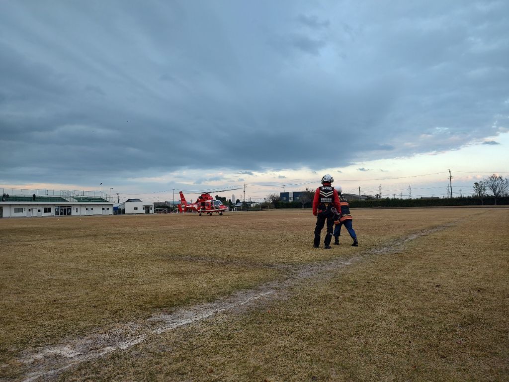日没前に、ヘリコプターが着陸する寸前です