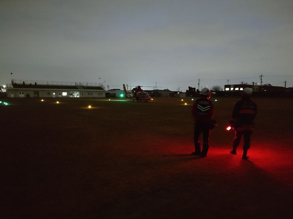 日没後に、ヘリコプター離陸誘導を開始する寸前です