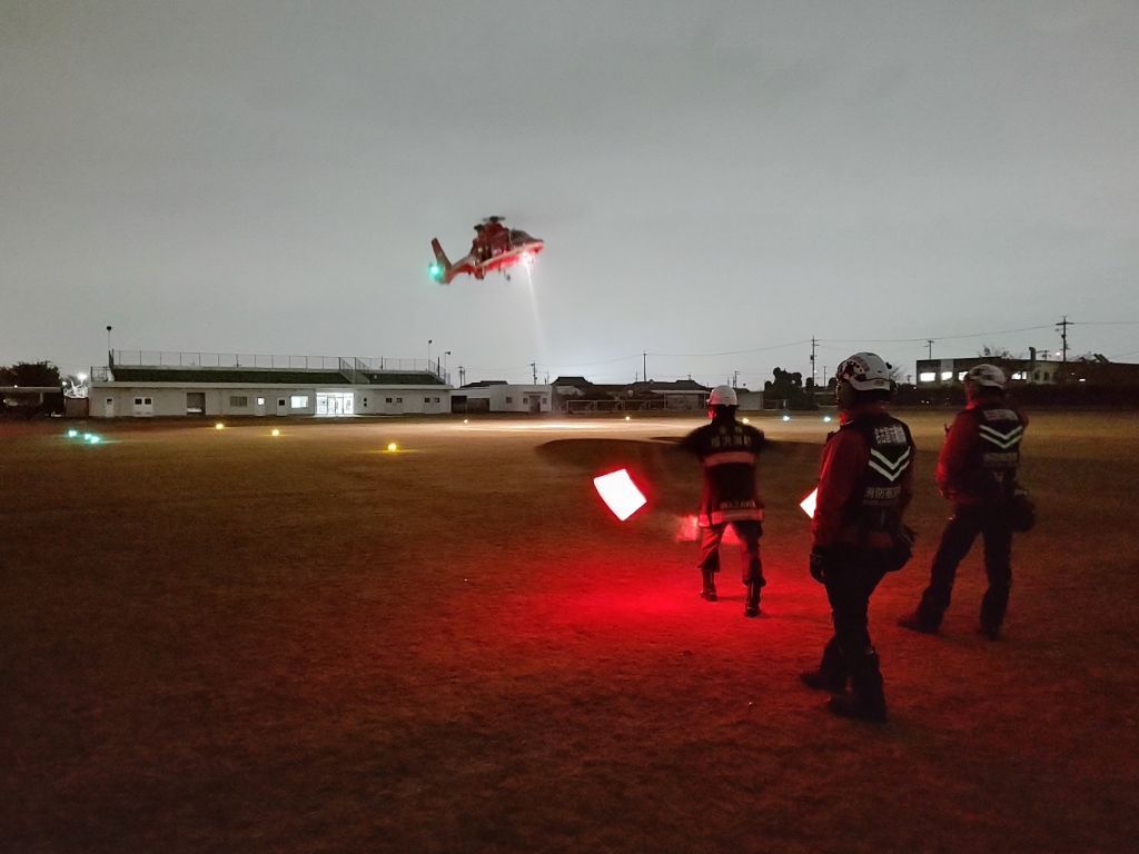 日没後に、ヘリコプターを着陸誘導をしています