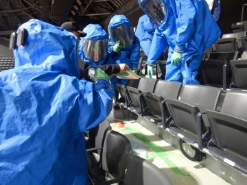 防護服を着た警察の機動隊