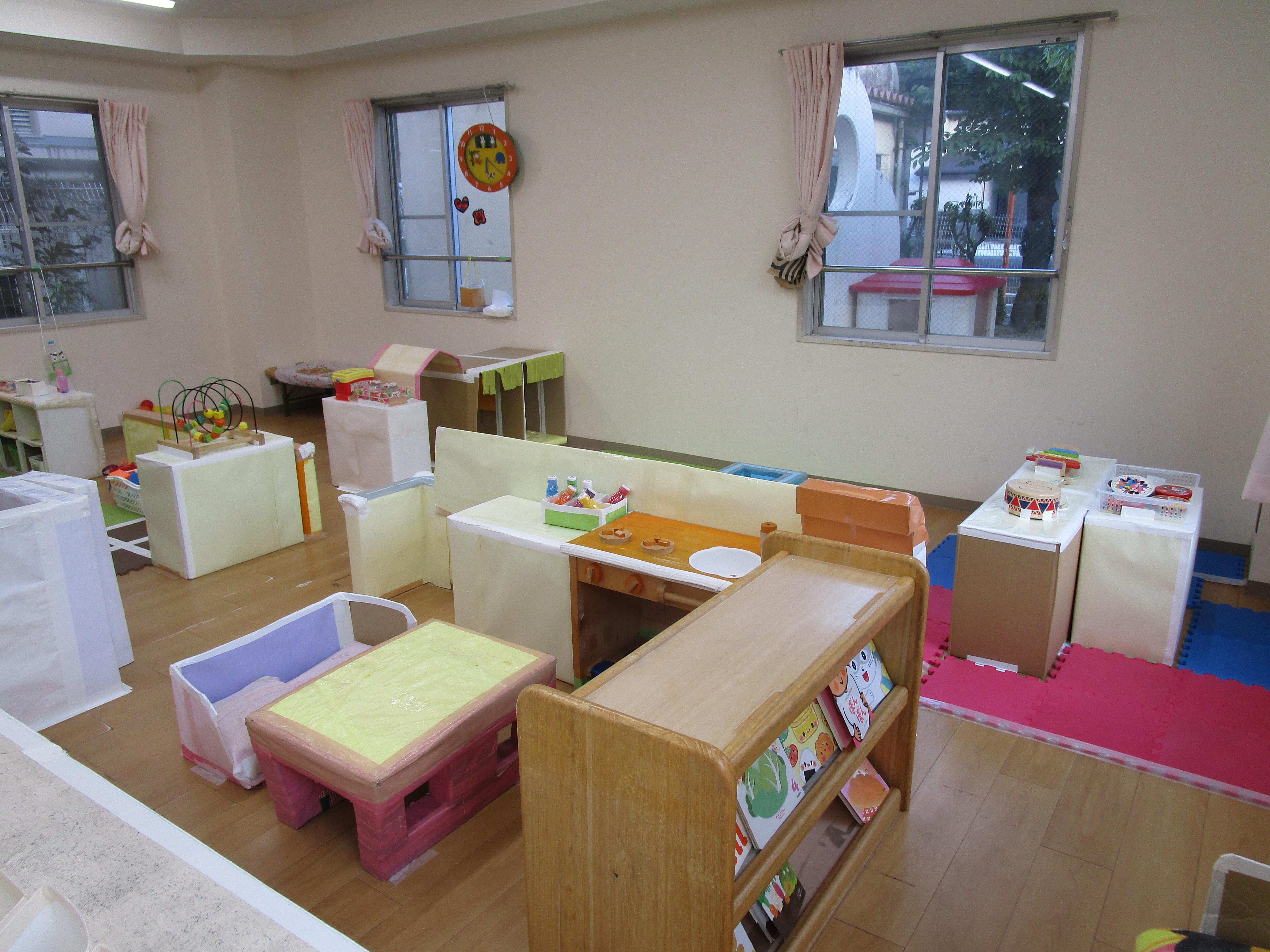 玩具の玩具のある乳児の部屋