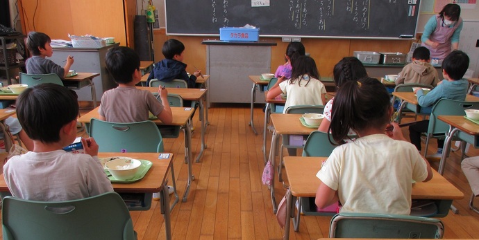 稲沢西小学校　黙食の様子