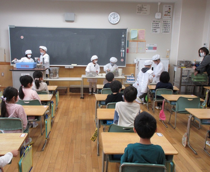 稲沢西小学校 配膳の様子