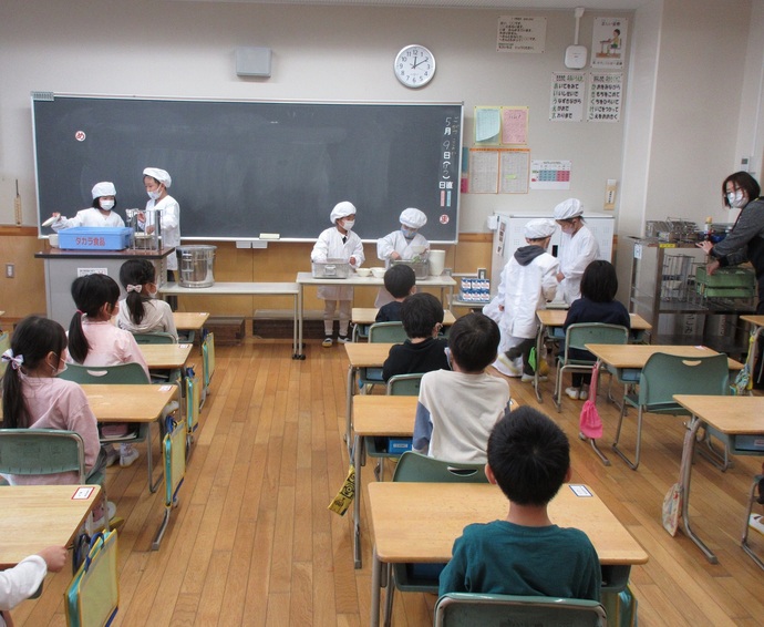 稲沢西小学校　配膳の様子