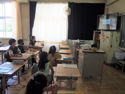 清水小学校 動画視聴の様子